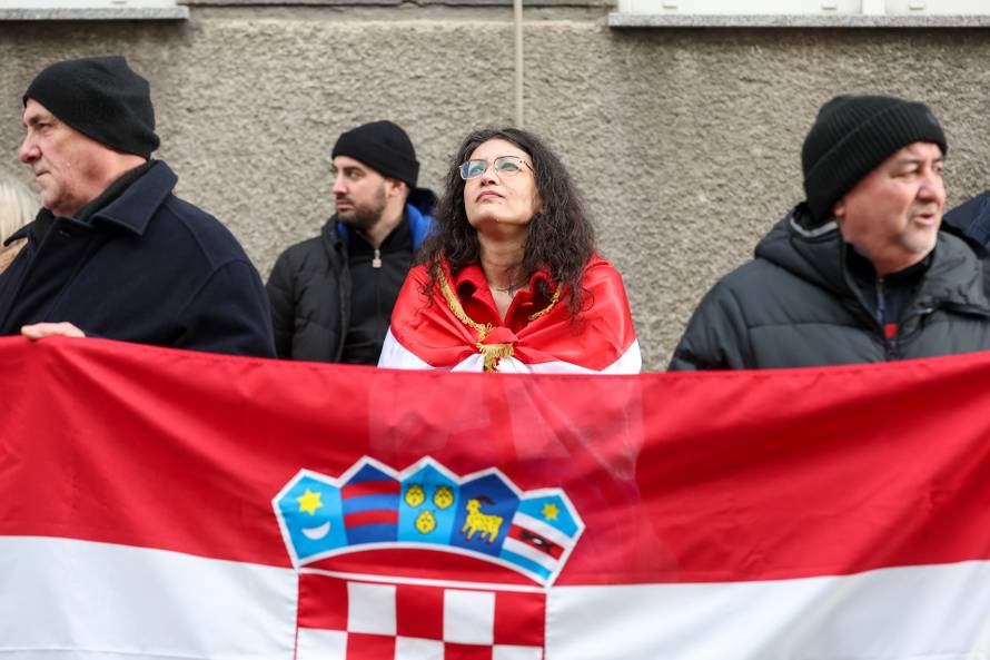 Prosvjednici  su stigli pred stan Tomislava Tomaševića i najavili  da će pjevati Thompsonove pjesme 