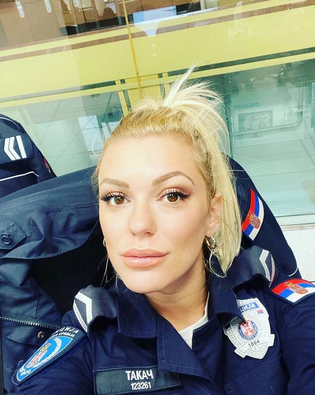 GALERIJA Sjećate se srpske policajke u badiću? Ljudi su joj pisali: 'Uhapsi me nježno...'