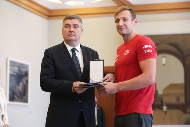 Zagreb: Zoran Milanović uručio je odlikovanja hrvatskoj vaterpolskoj reprezentaciji povodom osvajanja zlatne medalje na Svjetskom prvenstvu u Dohi