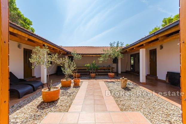 Sami na otoku blizu Kornata: Imanje s kamenom kućom se prodaje za 3,5 milijuna eura...