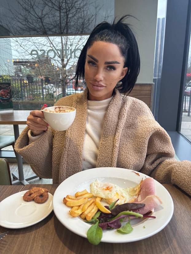 FOTO Sjećate se Katie Price? Evo je opet. Pokrenula 18+ projekt