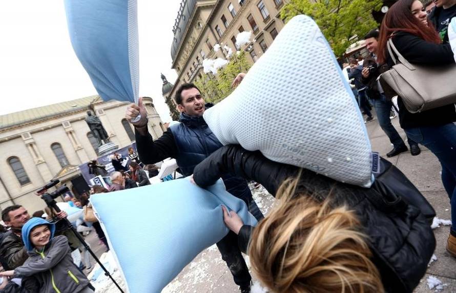 Dvjesto se ljudi potuklo usred Cvjetnog trga i to - jastucima