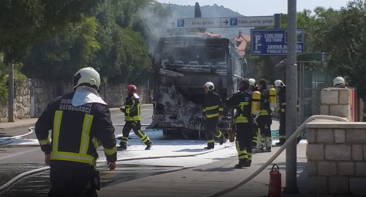 Drama u Dubrovniku: Izgorio je bus, cijela ulica bila puna dima