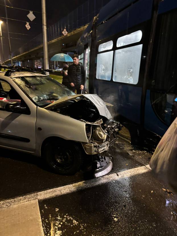 FOTO Auto se zabio u tramvaj kod Utrina, putnici u šoku: 'Tu je udario baš gdje sam sjedila'
