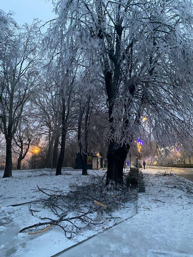 FOTO Smrznuti Knin: Pucaju stabla i grane, putnici satima zaglavljeni u vlaku...