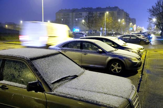 Zagreb: Pada slab snijeg, vozace ceka ciscenje automobila