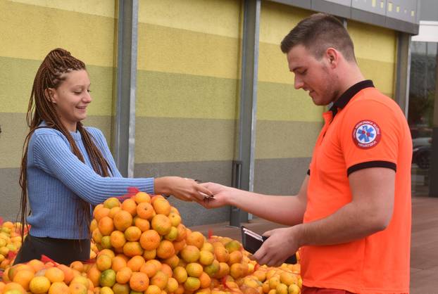 Zagreb: Prodavačica mandarina Kristina Penava ponovno prodaje mandarine na štandu 