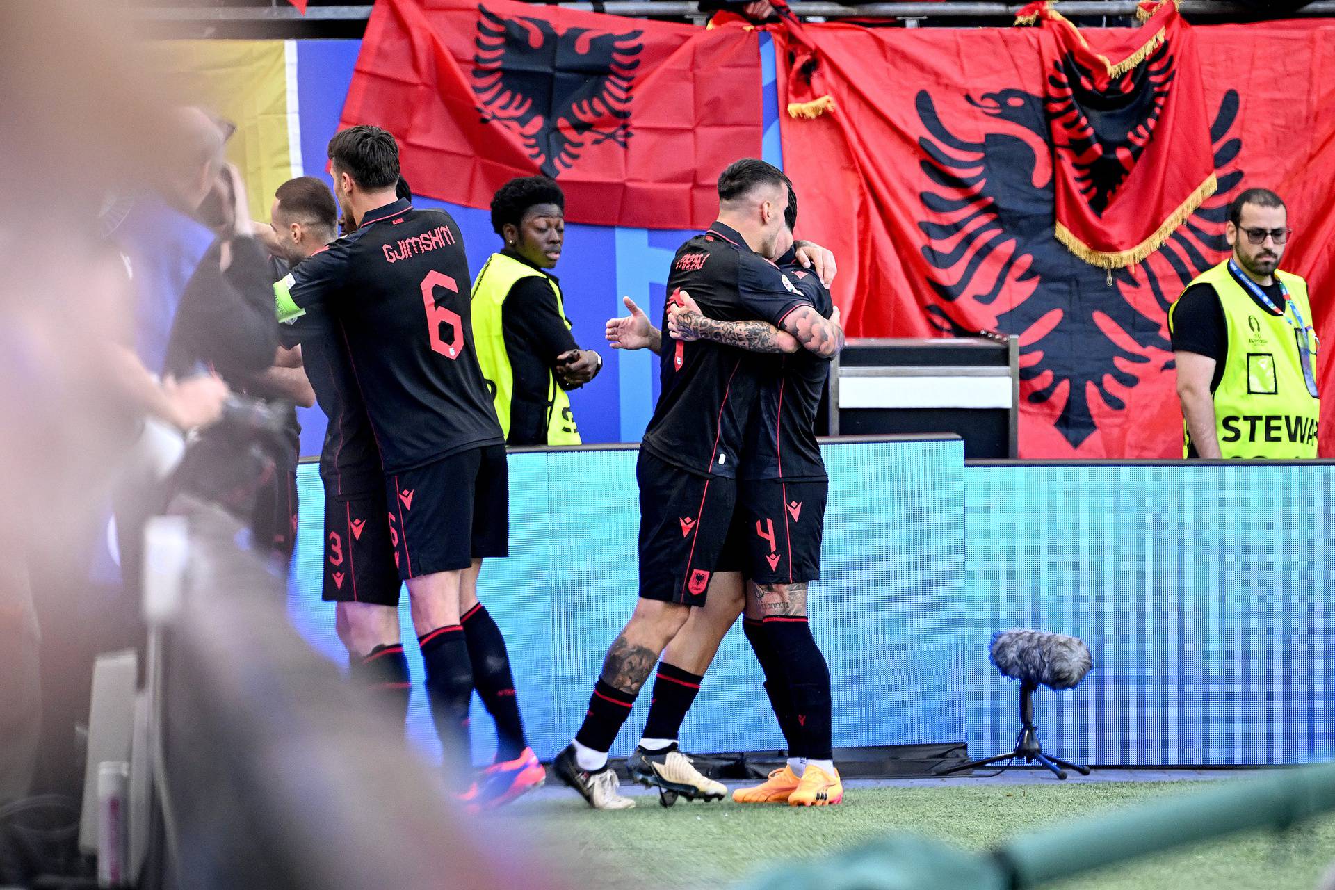 Hamburg: Albanija vodi u susretu  Hrvatske i Albanije u 2. kolu skupine B na Europskom prvenstvu