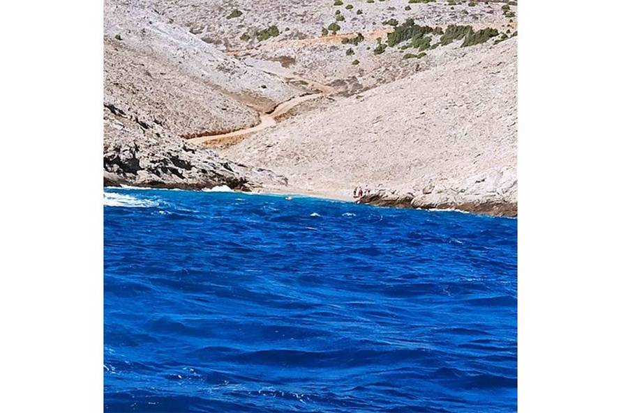 Spasili osam ljudi kod Cresa: Bura i valovi im potopili brod, među njima je bilo troje djece