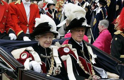 Parada za obožavatelje britanske krune i turiste
