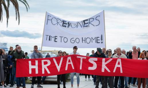 Zastrašujuće poruke na Rivi! Šačica sad transparentima tjera strane radnike iz Hrvatske