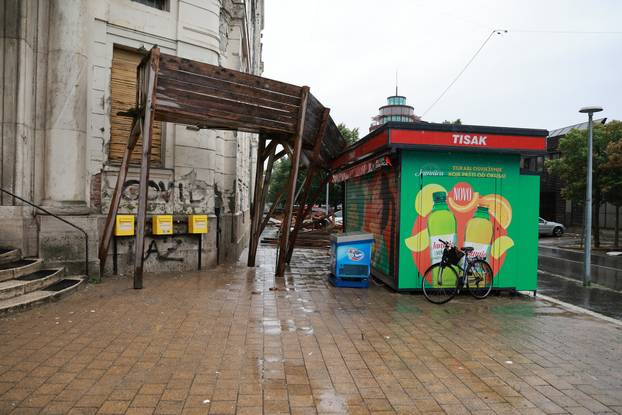 Osijek: Jak vjetar srušio drvenu skelu