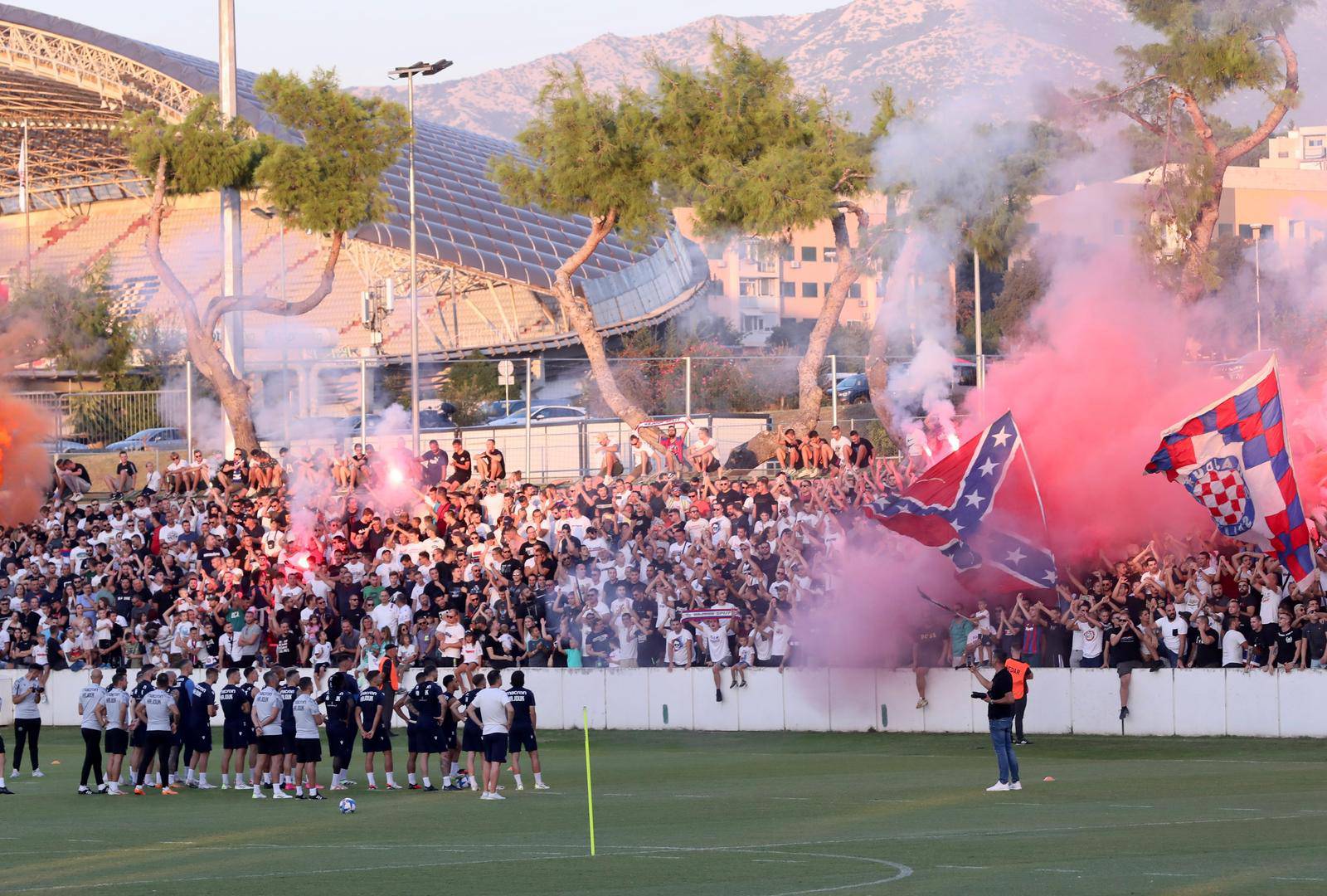 Split: Torcida dala podršku igračima Hajduka na treningu uoči derbija protiv Dinama