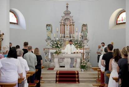 FOTO Održali misu za Olivera, na grob položili vijence i svijeće