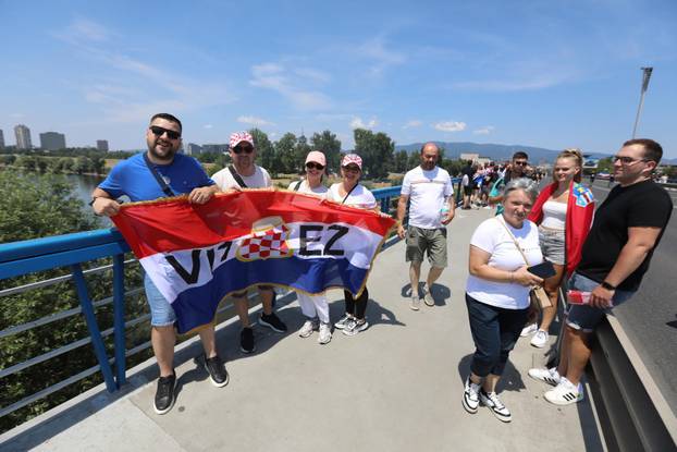 Zagreb: Tisuće fanova Thompsona prolazi Mostom mladosti koji je zatvoren za promet