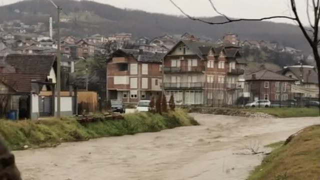Poplave u Srbiji: Dvoje ljudi je upalo u rijeku u Novom Pazaru, dežurne službe tragaju za njima