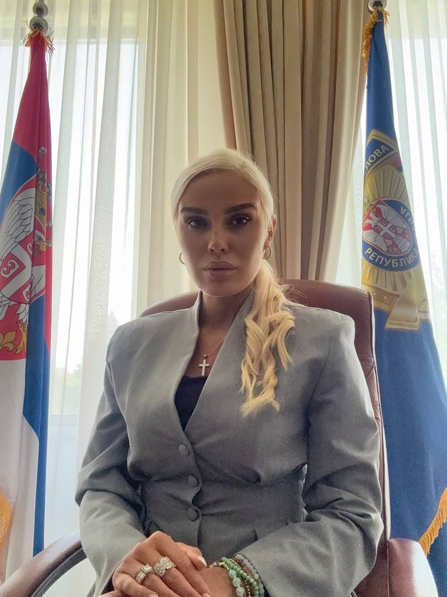 Srbija gori, a Dačićeva miljenica piše po internetu:  'Što ste, bre, vi? Komandanti? Zaigrali ste se'