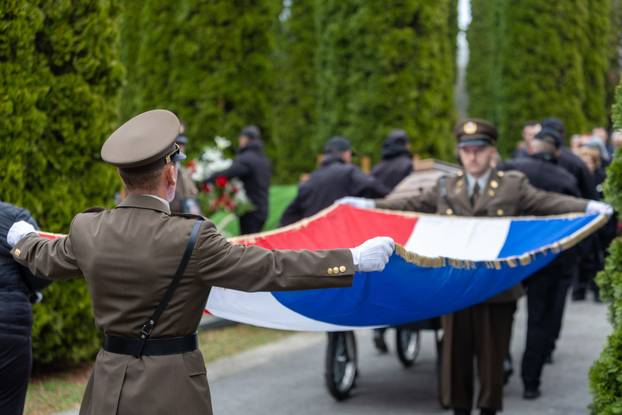 Vukovar: Posljednji ispraćaj i ukop identificiranih posmrtnih ostataka hrvatskog branitelja iz Domovinskog rata Stjepana Patka 