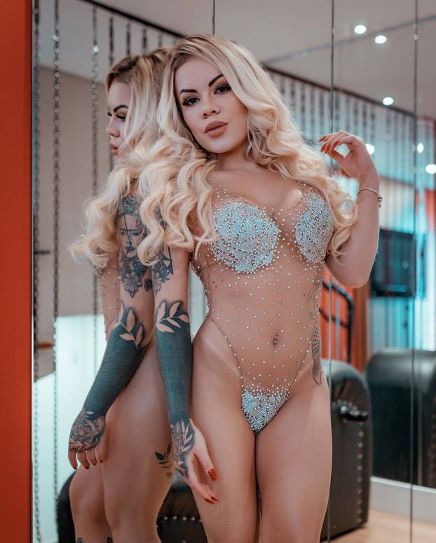 Influencer ends up in A&E after 'freezing her buttocks off' in -10°C photoshoot