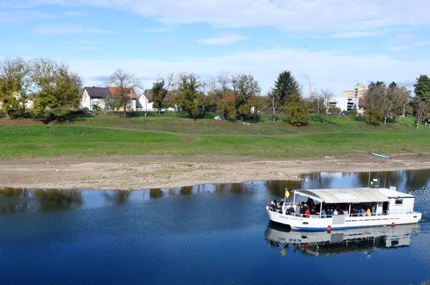 Sisak: Plovidba turističkog broda "Juran i Sofija" rijekom Kupom