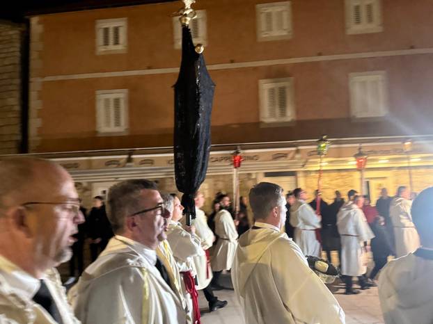 FOTO Procesija 'Za križen' na Hvaru okupila brojne vjernike