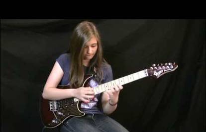 Tina S. ima samo 14 godina, a već je pravi virtuoz na gitari