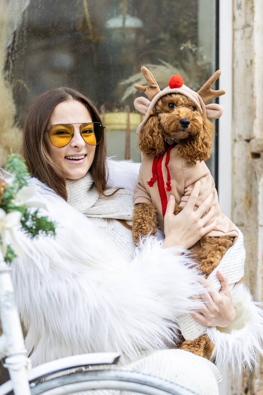 24sata: Pula: Pas pozira ispred cvjećarnice i glumi soba