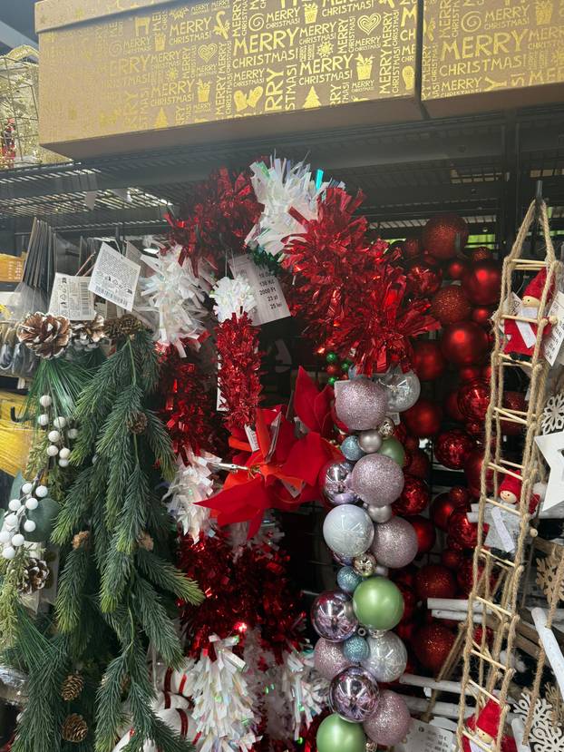FOTO Trgovci su izvukli božićne ukrase! Pogledajte što se nudi, snježne kugle idu i za 74 eura...