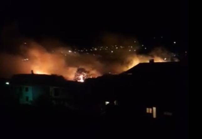 Usred noći izbio požar u Kaštel Gomilici: Gorjelo je blizu kuća