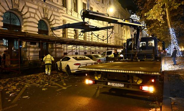 Zagreb: Pauk dizao nepropisno parkirane automobile na otvorenju Adventa