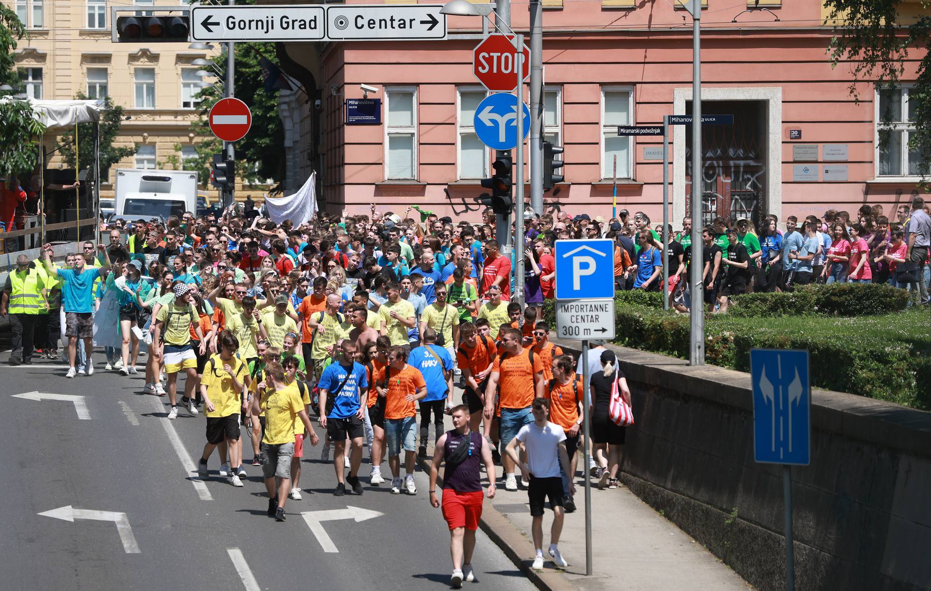 Zagreb: Maturanti u koloni kroz grad odlaze prema Bundeku 