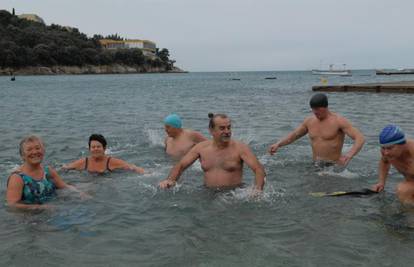Umirovljenici u Puli se kupali u ledenom moru i nije im hladno
