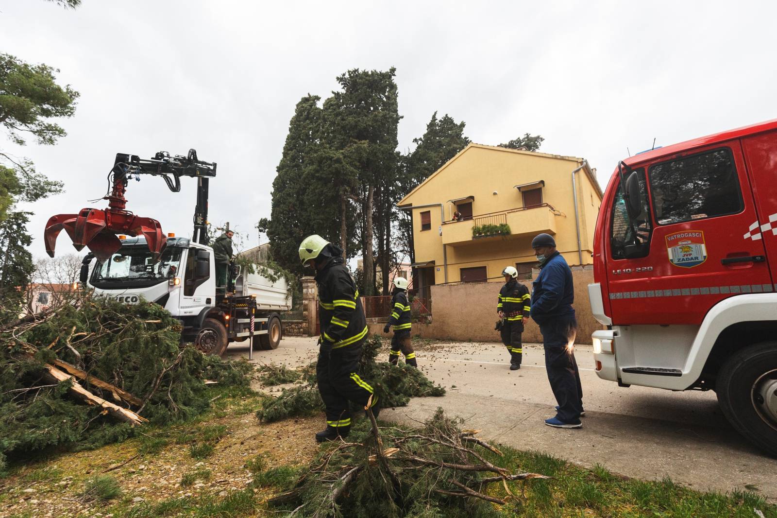 Zadar: Orkansko jugo oborilo stablo i elektricni stup