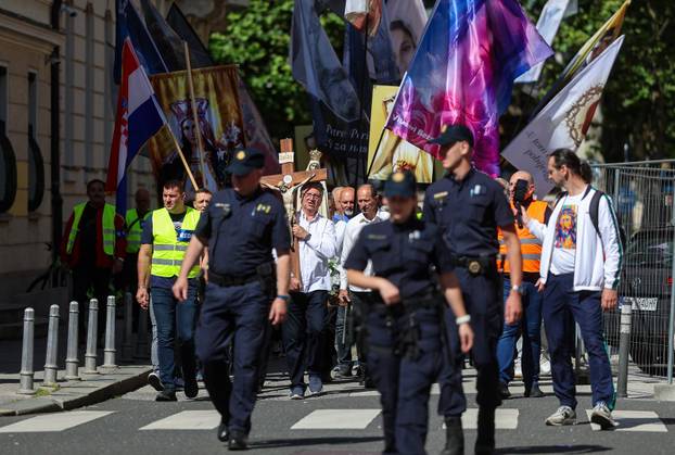 Zagreb: Molitelji na glavnom gradskom trgu