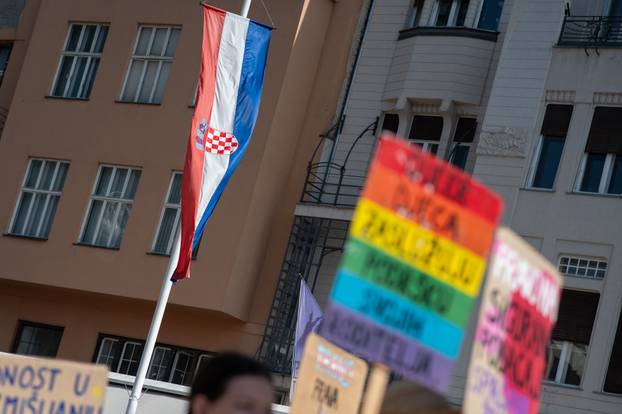 Zagreb: Javna okupljanja „Molitva krunice“ i „Ustani za slobodu“ istovremeno na Trgu