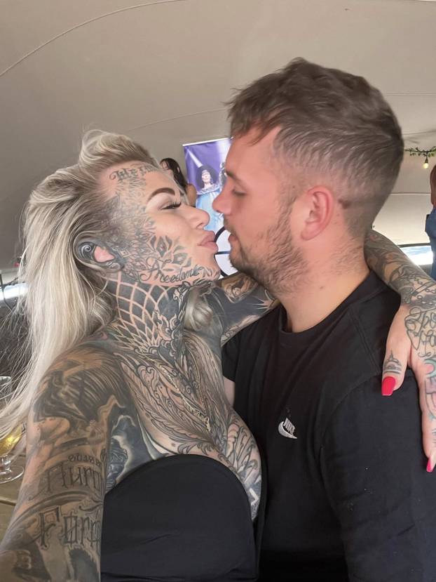 FOTO Becky ponestaje mjesta za tetovaže: Najbolnije mjesto za tetovažu? Nije ono što mislite...