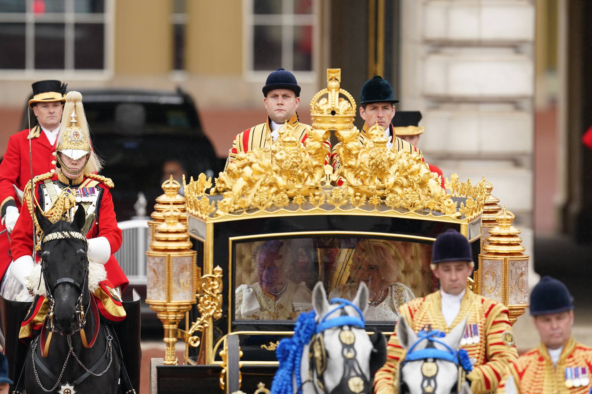 London: Krenula je procesija, Charels i Camilla na putu su prema opatiji 