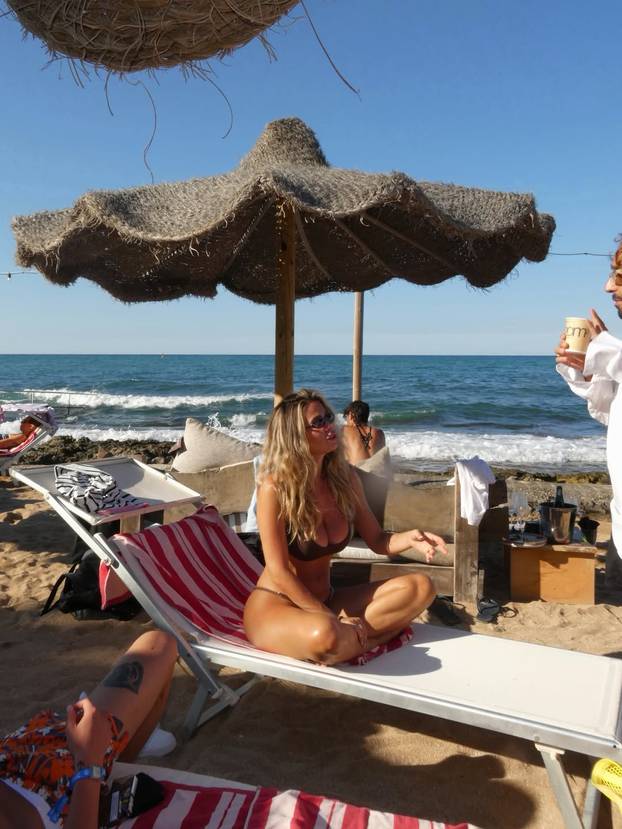 GORI SVE Znojna Diletta je bez grudnjaka pozirala na vulkanu