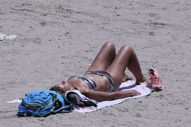 Split: Bačvice pune kupača uslijed toplog vremena