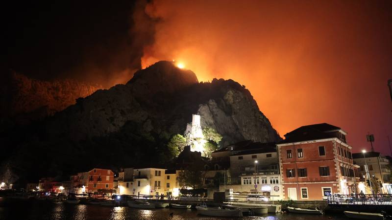 Oglasio se Grad Omiš: 'Nek se žurno jave ugostitelji koji žele pomoći evakuiranima s hranom'