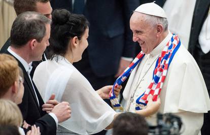 Upotpunio kockastu garnituru: Papa Franjo dobio hrvatski šal