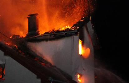 Gledali kako im kuća nestaje u vatri: Satima gasili veliki požar