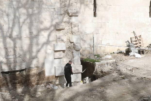 Split: Na radnika pala kamena gromada te ga priklještila, prevezen je u bolnicu