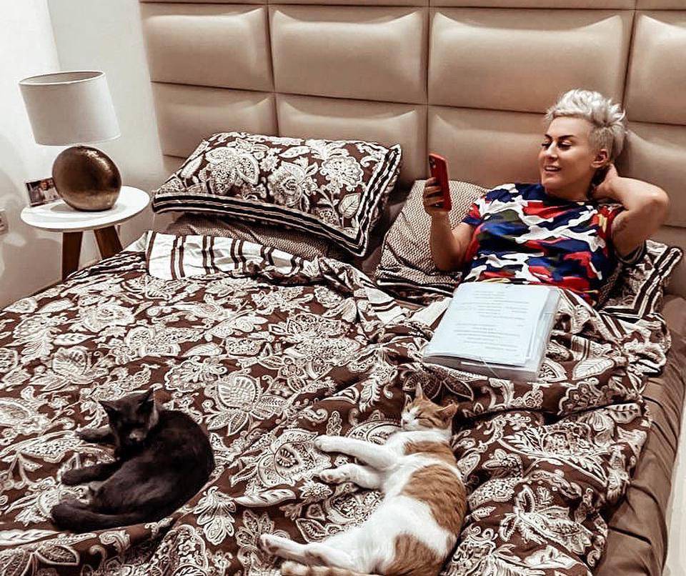 Indira je pozirala u bračnom krevetu: 'Tri mačke uživaju...'