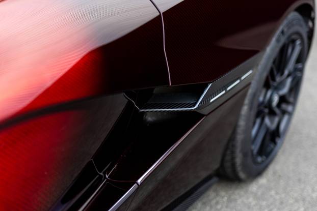 Rimac Nevere parkirane ispred Rimac kampusa u Kerestincu povodom Trilblazers Toura