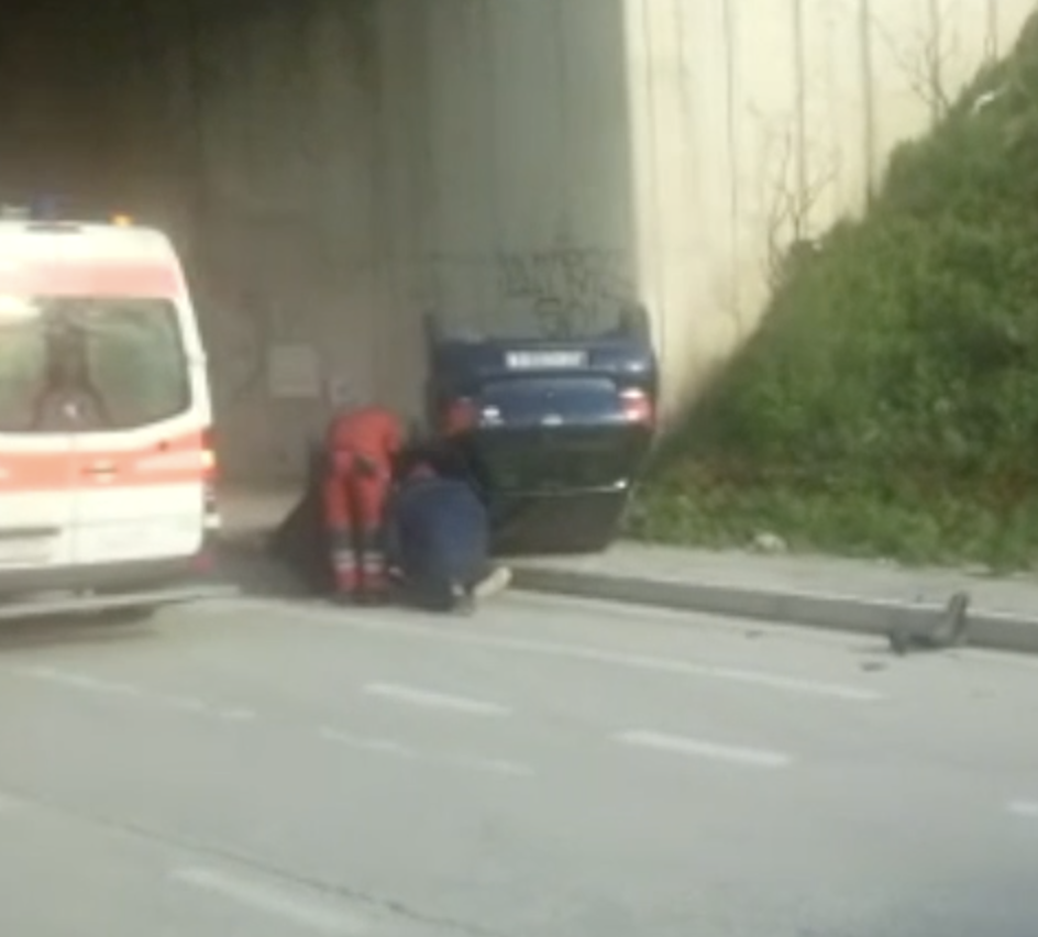 VIDEO Auto završio na krovu, jedan čovjek je ozlijeđen