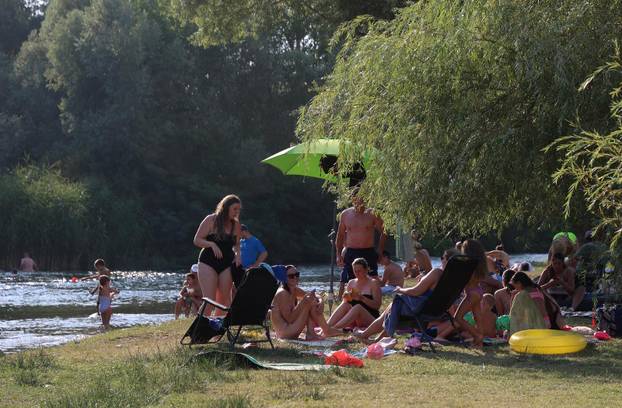 Blato na Cetini: Brojni građani i turisti osvježenje pronašli na Cetini