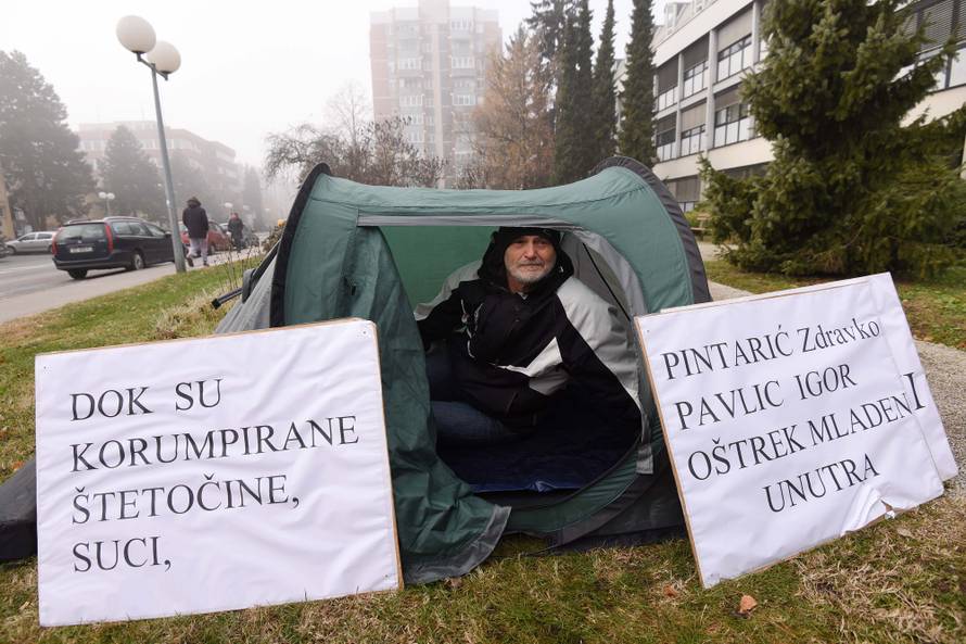 Ispred suda u Varaždinu stavio šator: 'Tražim smjenu sudaca'