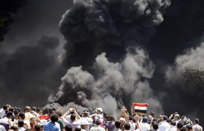 Tisuću ljudi je ozlijeđeno u sukobima s policijom u Kairu