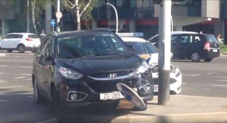 Sudarili se policijski i osobni auto: Jedna osoba ozlijeđena